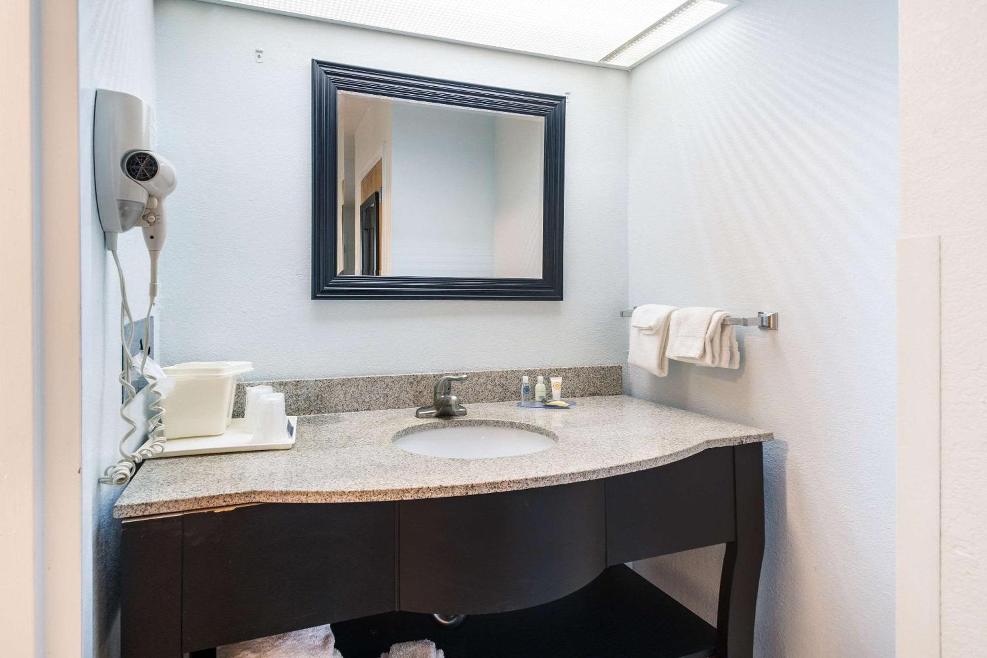 Clarion Inn Cleveland Near University Екстер'єр фото